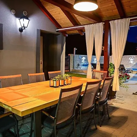 Batarelo Fully Air-conditioned