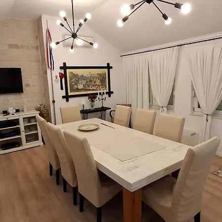 Batarelo Fully Air-conditioned Vila Sinj